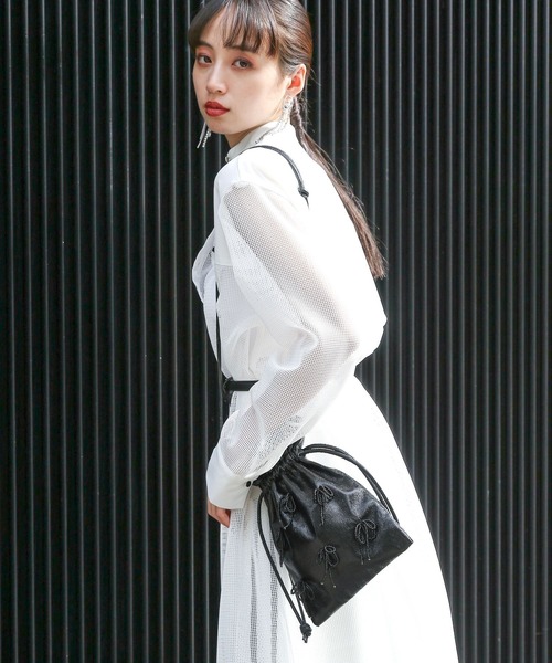 HARE（ハレ）の「リボンキンチャクミニバッグ(HARE)（ショルダーバッグ・レディース・シルバー/ブラック・FREE）」の4枚目の写真