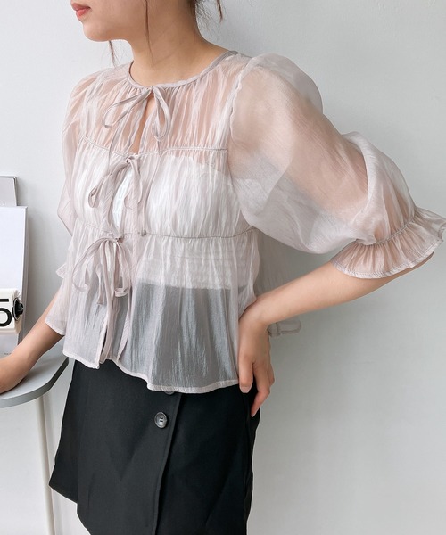 AS KNOW AS plus（アズノゥアズプラス）の「◎前後着用可能 シアーリボン5分袖ブラウス（シャツ/ブラウス・レディース・グレイッシュベージュ/ブラック/ピンク・FREE）」の2枚目の写真