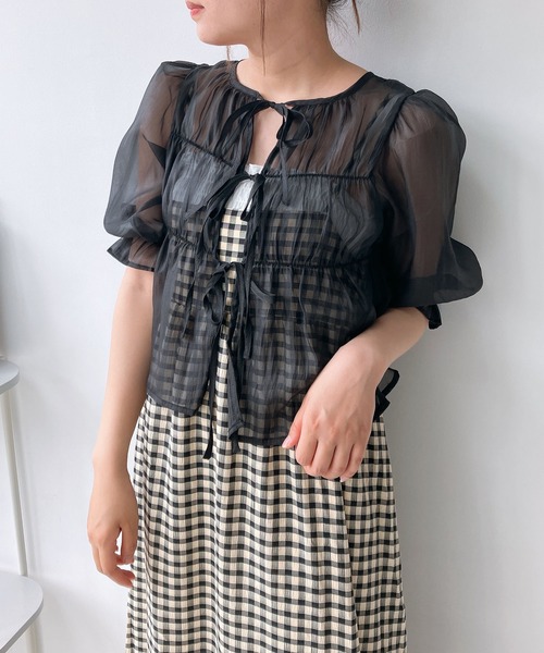 AS KNOW AS plus（アズノゥアズプラス）の「◎前後着用可能 シアーリボン5分袖ブラウス（シャツ/ブラウス・レディース・グレイッシュベージュ/ブラック/ピンク・FREE）」の6枚目の写真