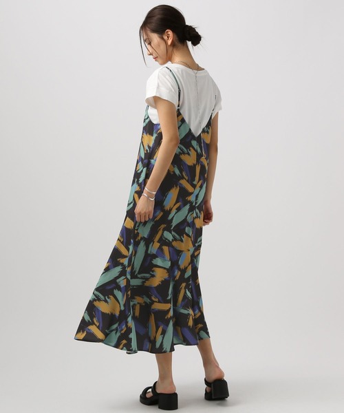 BAYFLOW（ベイフロー）の「[微光沢のサテン素材]アートパターンキャミワンピース（ワンピース・レディース・ブラック/アイボリー・FREE）」の5枚目の写真