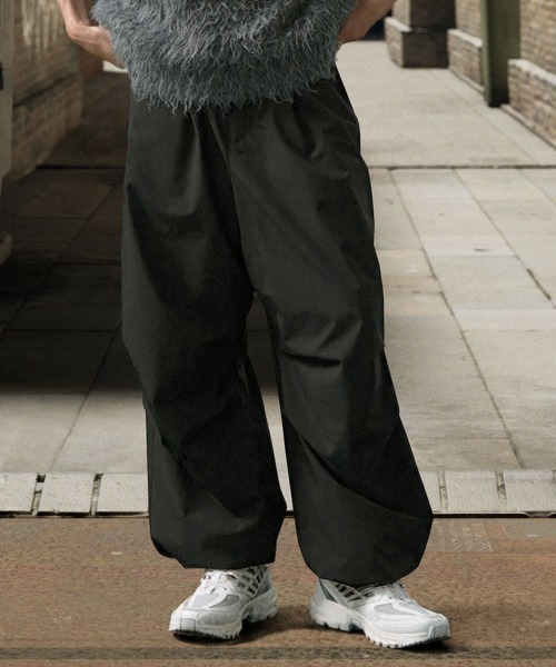 EMMA CLOTHES（エマクローズ）の「ワイドイージーテックパンツ -ウォーターレペレント×ウィンドプルーフ-（その他パンツ・メンズ・ダークグレー/ライトグレー/ブラック・S/M/L）」の16枚目の写真