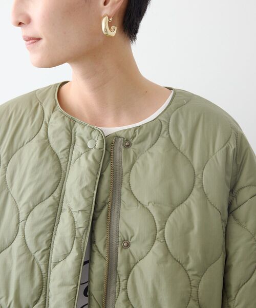 AMERICAN HOLIC（アメリカンホリック）の「軽ポカノーカラーキルティングロングコート（ノーカラージャケット・レディース・アイボリー/カーキ/ブラック・L/M）」の22枚目の写真