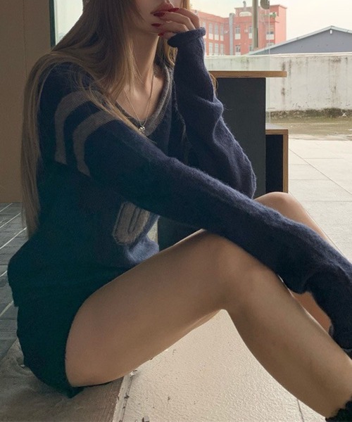 LYEON（リヨン）の「ナンバリングVネックニット（ニット/セーター・レディース・ネイビー/グレー・FREE）」の17枚目の写真