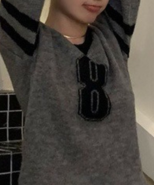 LYEON（リヨン）の「ナンバリングVネックニット（ニット/セーター・レディース・ネイビー/グレー・FREE）」の4枚目の写真