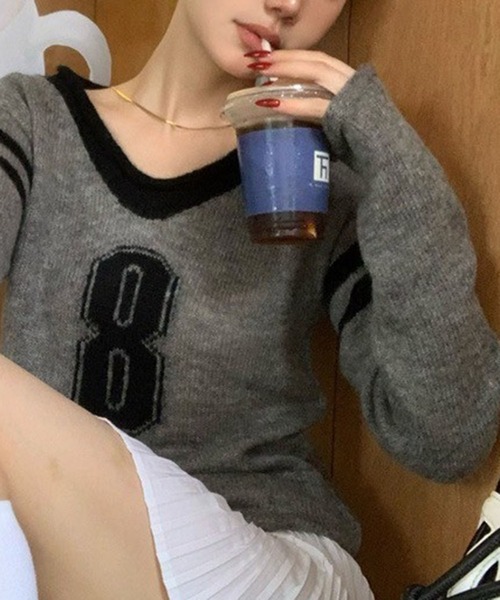 LYEON（リヨン）の「ナンバリングVネックニット（ニット/セーター・レディース・ネイビー/グレー・FREE）」の9枚目の写真