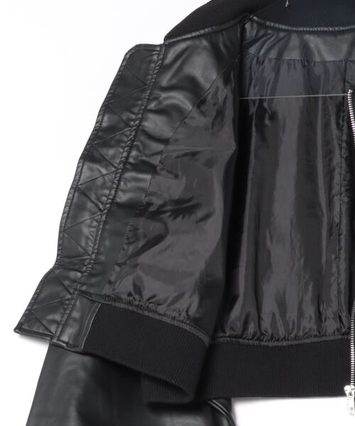 Settimissimo(セッティミッシモ)の「ラザーライクラグランショートブルゾン(ライダースジャケット・レディース・ブラック/ダークグレー・FREE)」の17枚目の写真