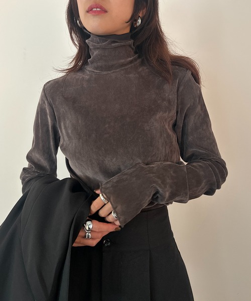 vieux by MAISON BREEZE（ビューバイメゾンブリーズ）の「【vieux by MAISON BREEZE】シアーベロアタートルネック Sheer velour turtle neck（Tシャツ/カットソー・レディース・ブラック/ライトグレー/ブラウン・FREE）」の2枚目の写真