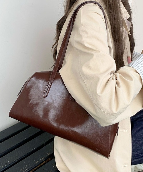 florist（フローリスト）の「レザーライクシンプルボストンバッグ/ショルダーバッグ/500mlペットボトル収納可（ボストンバッグ・レディース・モカ/ブラック・FREE）」の4枚目の写真