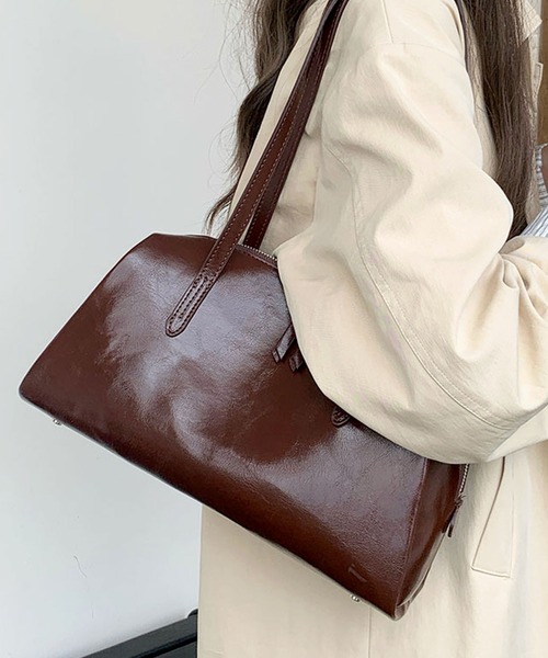 florist（フローリスト）の「レザーライクシンプルボストンバッグ/ショルダーバッグ/500mlペットボトル収納可（ボストンバッグ・レディース・モカ/ブラック・FREE）」の5枚目の写真