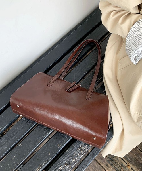 florist（フローリスト）の「レザーライクシンプルボストンバッグ/ショルダーバッグ/500mlペットボトル収納可（ボストンバッグ・レディース・モカ/ブラック・FREE）」の6枚目の写真