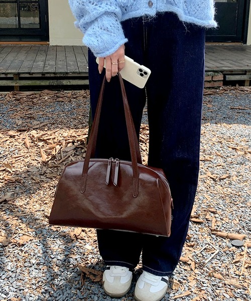 florist（フローリスト）の「レザーライクシンプルボストンバッグ/ショルダーバッグ/500mlペットボトル収納可（ボストンバッグ・レディース・モカ/ブラック・FREE）」の7枚目の写真