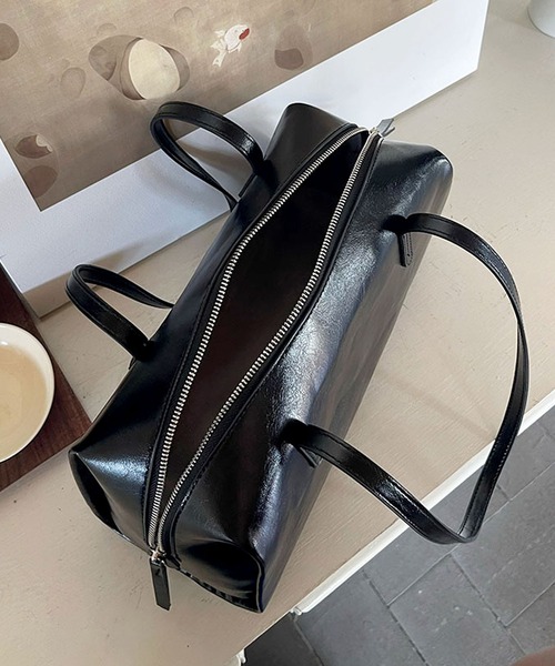 florist（フローリスト）の「レザーライクシンプルボストンバッグ/ショルダーバッグ/500mlペットボトル収納可（ボストンバッグ・レディース・モカ/ブラック・FREE）」の13枚目の写真