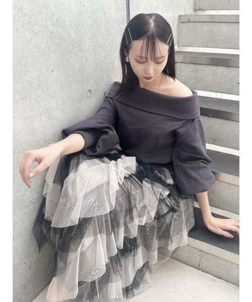 dazzlin（ダズリン）の「デコルテオープンスウェットトップス（スウェット・レディース・ベージュ/チャコールグレー/グレー/ブラック・FREE）」の6枚目の写真