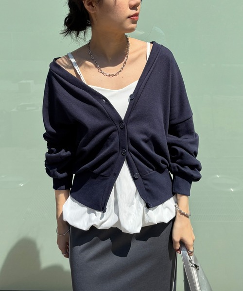 ISOOK（アイスー）の「【ISOOK / アイスー】Vネックスウェットカーディガン / ジャージ 長袖 春 クロップド丈 ショート丈 ボタン ドロップショルダー ぽわん袖 ネイビー グレー ブラック ZOZOTOWN限定（カーディガン/ボレロ・レディース・ネイビー/ブラック/グレー・FREE）」の2枚目の写真