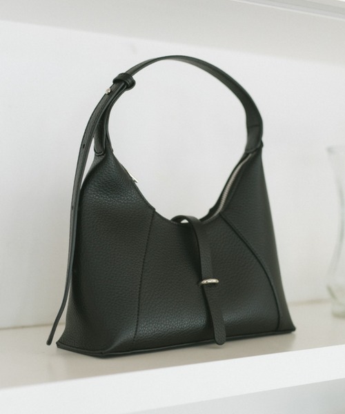 ECREL(エクレール)の「ベルトフラップミニバッグ(ショルダーバッグ・レディース・ベージュ/ブラック/アイボリー・FREE)」の2枚目の写真