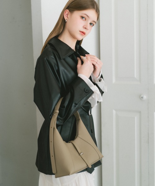 ECREL(エクレール)の「ベルトフラップミニバッグ(ショルダーバッグ・レディース・ベージュ/ブラック/アイボリー・FREE)」の11枚目の写真