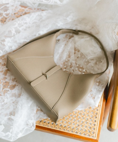 ECREL(エクレール)の「ベルトフラップミニバッグ(ショルダーバッグ・レディース・ベージュ/ブラック/アイボリー・FREE)」の4枚目の写真