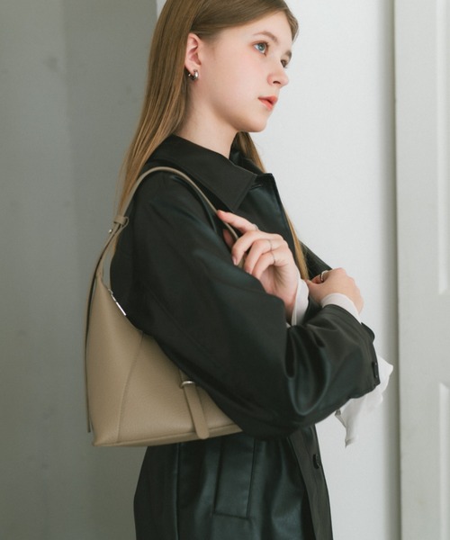 ECREL(エクレール)の「ベルトフラップミニバッグ(ショルダーバッグ・レディース・ベージュ/ブラック/アイボリー・FREE)」の14枚目の写真