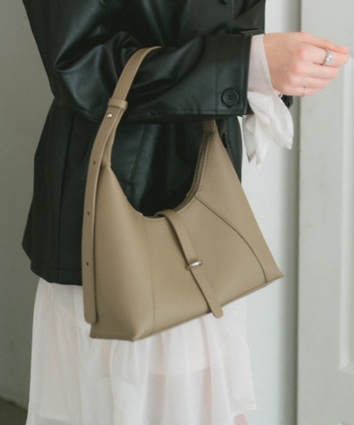 ECREL(エクレール)の「ベルトフラップミニバッグ(ショルダーバッグ・レディース・ベージュ/ブラック/アイボリー・FREE)」の12枚目の写真
