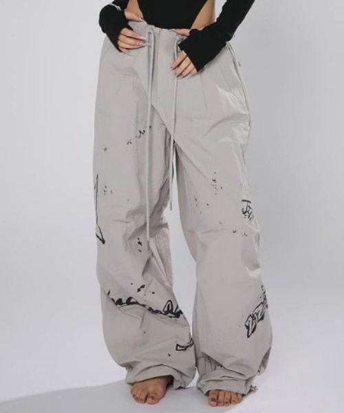 lilful(リルフル)の「ペイントデザイン ワイドレッグナイロンパンツ(その他パンツ・レディース・ブラック/グレー・M/L)」の2枚目の写真