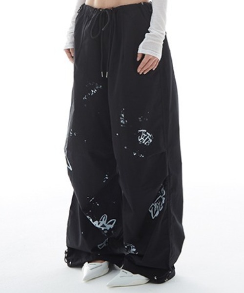lilful(リルフル)の「ペイントデザイン ワイドレッグナイロンパンツ(その他パンツ・レディース・ブラック/グレー・M/L)」の1枚目の写真
