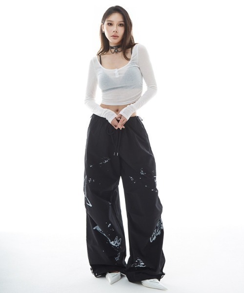lilful(リルフル)の「ペイントデザイン ワイドレッグナイロンパンツ(その他パンツ・レディース・ブラック/グレー・M/L)」の13枚目の写真