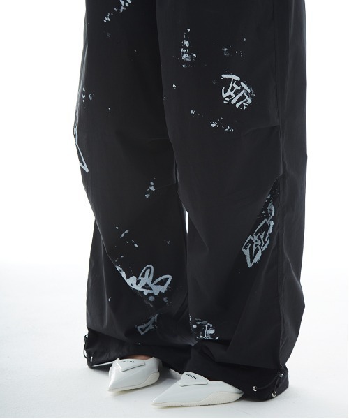 lilful(リルフル)の「ペイントデザイン ワイドレッグナイロンパンツ(その他パンツ・レディース・ブラック/グレー・M/L)」の18枚目の写真