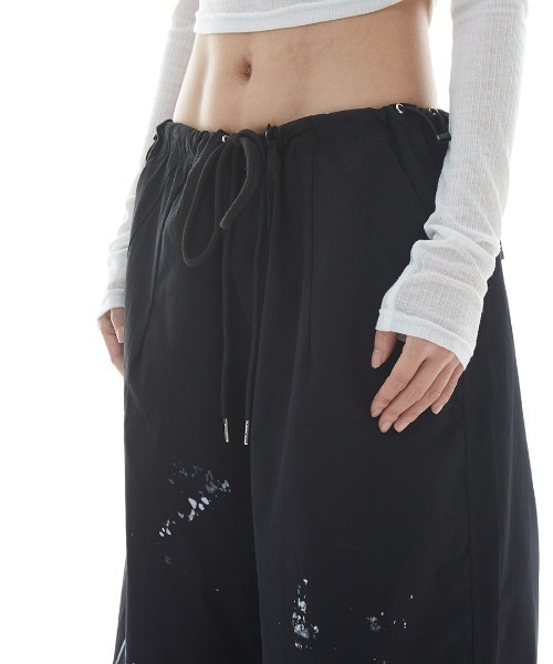 lilful(リルフル)の「ペイントデザイン ワイドレッグナイロンパンツ(その他パンツ・レディース・ブラック/グレー・M/L)」の17枚目の写真