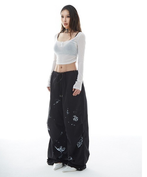 lilful(リルフル)の「ペイントデザイン ワイドレッグナイロンパンツ(その他パンツ・レディース・ブラック/グレー・M/L)」の15枚目の写真