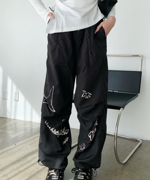 lilful(リルフル)の「ペイントデザイン ワイドレッグナイロンパンツ(その他パンツ・レディース・ブラック/グレー・M/L)」の3枚目の写真
