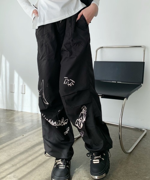 lilful(リルフル)の「ペイントデザイン ワイドレッグナイロンパンツ(その他パンツ・レディース・ブラック/グレー・M/L)」の4枚目の写真