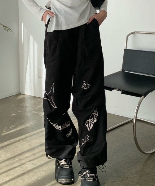 lilful(リルフル)の「ペイントデザイン ワイドレッグナイロンパンツ(その他パンツ・レディース・ブラック/グレー・M/L)」の5枚目の写真