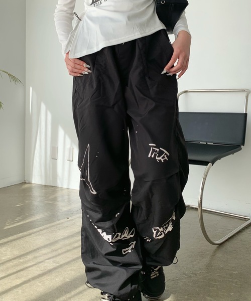 lilful(リルフル)の「ペイントデザイン ワイドレッグナイロンパンツ(その他パンツ・レディース・ブラック/グレー・M/L)」の6枚目の写真