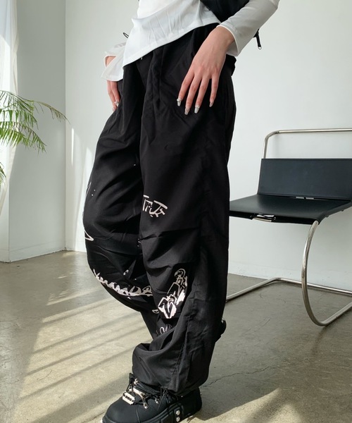 lilful(リルフル)の「ペイントデザイン ワイドレッグナイロンパンツ(その他パンツ・レディース・ブラック/グレー・M/L)」の8枚目の写真