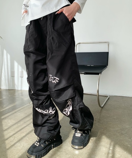 lilful(リルフル)の「ペイントデザイン ワイドレッグナイロンパンツ(その他パンツ・レディース・ブラック/グレー・M/L)」の9枚目の写真