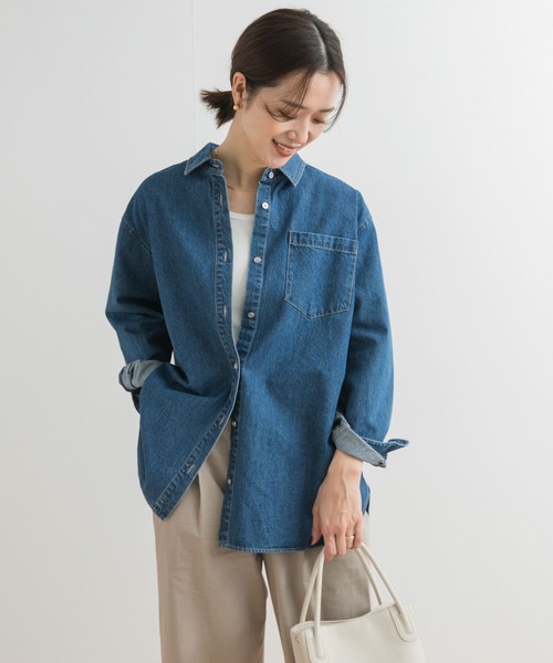 URBAN RESEARCH DOORS(アーバンリサーチドアーズ)の「デニムレギュラーカラーシャツ(シャツ/ブラウス・レディース・インディゴブルー/ライトインディゴブルー・MEDIUM)」の18枚目の写真
