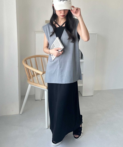 GeeRA(ジーラ)の「【セットアップ】単品でも使えて着回し◎リネンライクベスト×ホルターネックリブワンピース(ワンピース・レディース・ベージュ/グレー・LARGE/MEDIUM)」の4枚目の写真
