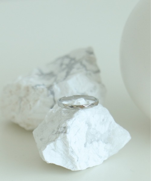 Three Four Time(スリーフォータイム)の「カットスリムステンレスピンキーリング#2(サージカルステンレス316L)(リング・レディース・ゴールド/ピンクゴールド/シルバー・#2)」の2枚目の写真