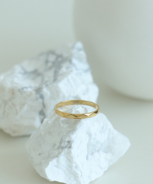 Three Four Time(スリーフォータイム)の「カットスリムステンレスピンキーリング#2(サージカルステンレス316L)(リング・レディース・ゴールド/ピンクゴールド/シルバー・#2)」の3枚目の写真