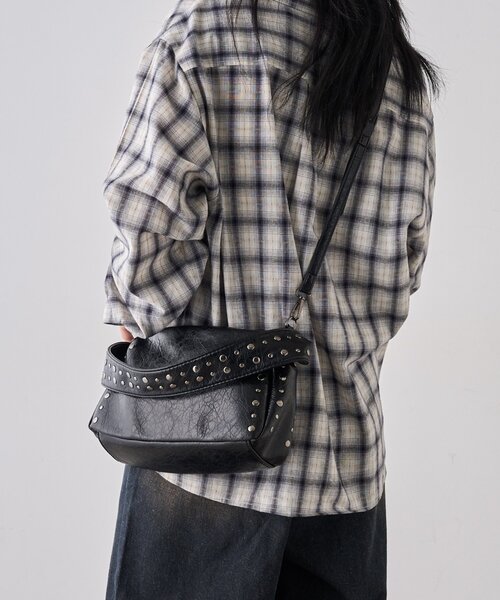 WHO'S WHO gallery（フーズフーギャラリー）の「スタッズバッグ（ショルダーバッグ・レディース・ブラック/ベージュ/ブラウン・FREE）」の4枚目の写真