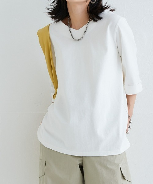 nissen(ニッセン)の「綿100%バスク折り返し袖Ⅴネックトップス(UVカット)<大きいサイズ有>(Tシャツ/カットソー・レディース・オフホワイト/ブラック/ベージュ/グリーン/ダークグレー/ピンク/ブルー・L~LL/3L~4L/S~M)」の2枚目の写真
