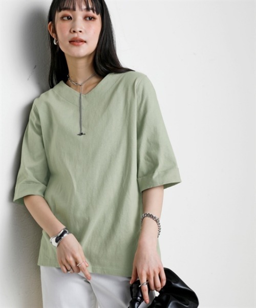 nissen(ニッセン)の「綿100%バスク折り返し袖Ⅴネックトップス(UVカット)<大きいサイズ有>(Tシャツ/カットソー・レディース・オフホワイト/ブラック/ベージュ/グリーン/ダークグレー/ピンク/ブルー・L~LL/3L~4L/S~M)」の5枚目の写真
