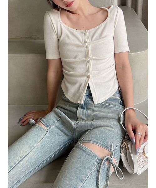 RESEXXY（リゼクシー）の「センタータックショートスリーブトップス（Tシャツ/カットソー・レディース・ホワイト/レッド/ライトグレー・FREE）」の2枚目の写真