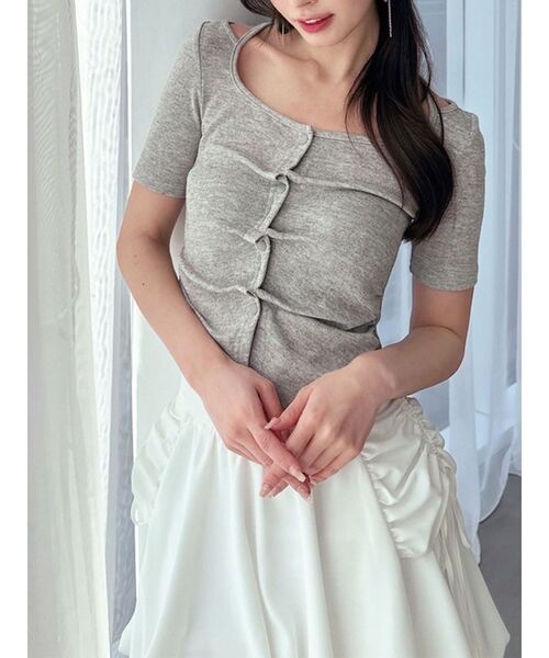 RESEXXY（リゼクシー）の「センタータックショートスリーブトップス（Tシャツ/カットソー・レディース・ホワイト/レッド/ライトグレー・FREE）」の3枚目の写真