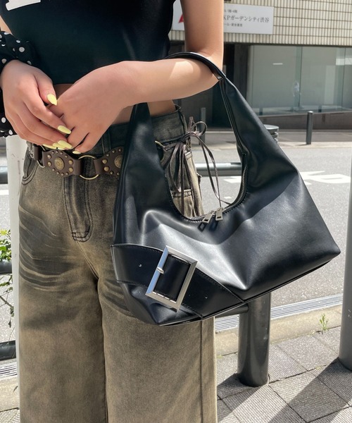 FOREVER 21（フォーエバー トゥエンティーワン）の「【2025SS】変形ベルトバッグ（ショルダーバッグ・レディース・レッド/ブラック・FREE）」の4枚目の写真