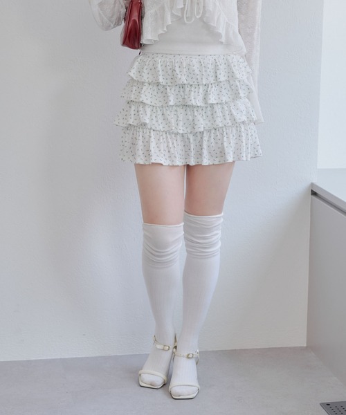 continuer de NICE CLAUP(コンティニューデナイスクラップ)の「小花柄カットティアードミニスカート(スカート・レディース・グレー/オフホワイト・FREE)」の7枚目の写真