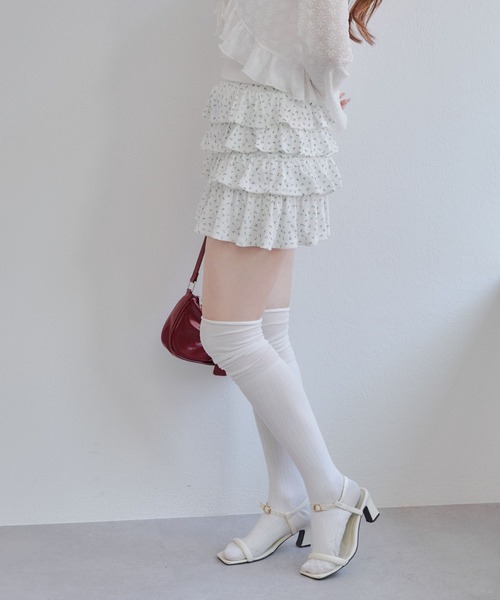 continuer de NICE CLAUP(コンティニューデナイスクラップ)の「小花柄カットティアードミニスカート(スカート・レディース・グレー/オフホワイト・FREE)」の6枚目の写真