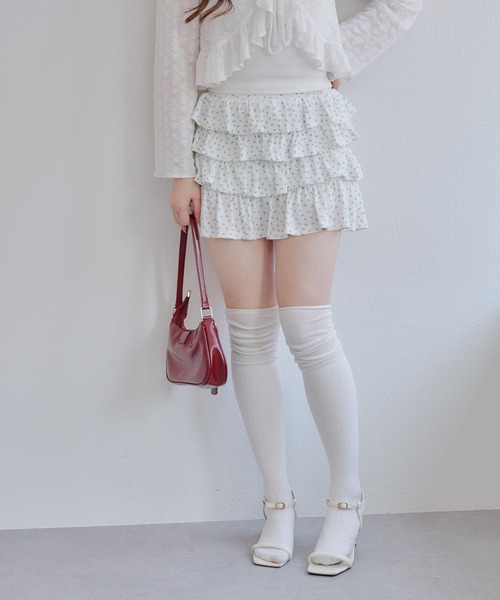 continuer de NICE CLAUP(コンティニューデナイスクラップ)の「小花柄カットティアードミニスカート(スカート・レディース・グレー/オフホワイト・FREE)」の8枚目の写真
