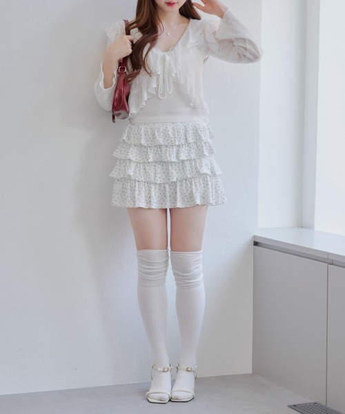 continuer de NICE CLAUP(コンティニューデナイスクラップ)の「小花柄カットティアードミニスカート(スカート・レディース・グレー/オフホワイト・FREE)」の13枚目の写真