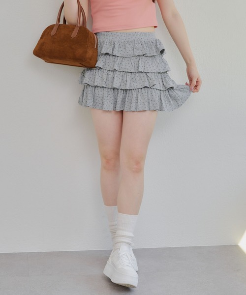 continuer de NICE CLAUP(コンティニューデナイスクラップ)の「小花柄カットティアードミニスカート(スカート・レディース・グレー/オフホワイト・FREE)」の19枚目の写真